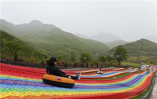 灵山彩虹滑草场
